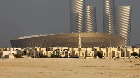 Zimowe igrzyska na piasku, klimatyzowany mundial. Jak pieniądze szejków urządzają światowy sport