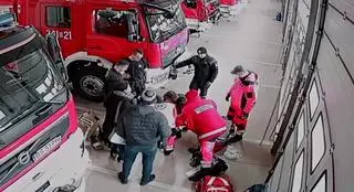 Strażacy przenieśli dziecko do ciepłych pomieszczeń