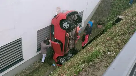 Przebiła bariery, wjechała do rowu i uderzyła w ścianę szpitala