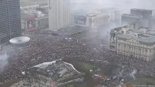 Uczestnicy marszu narodowców na rondzie Dmowskiego