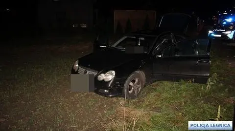 Uderzył w radiowóz i uciekł. W toczącym się aucie zostawił kobietę z niemowlęciem 