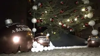 Na bombkach jest adres i telefon - tam można otrzymać pomoc