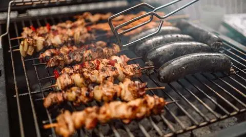 Na dworze było za zimno, więc grillowali na klatce schodowej