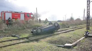 Bmw leżało na jednym z torowisk na dachu