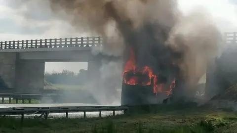 Autokar stanął w płomieniach na autostradzie