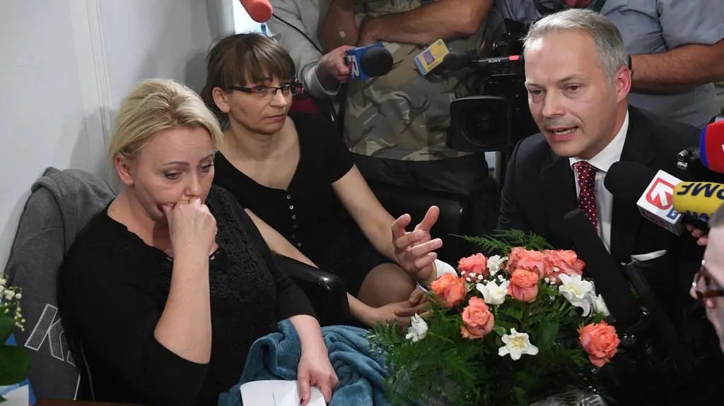 Żalek przeprosił protestująych. Przyszedł z kwiatami