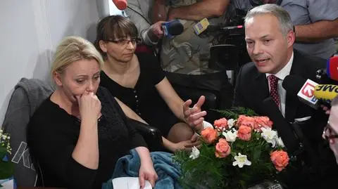 Żalek przeprosił protestująych. Przyszedł z kwiatami
