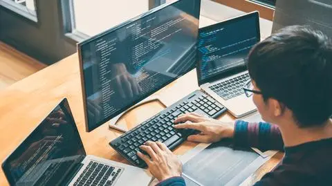 Ile naprawdę zarabiają programiści? "Zaczynałam od trzech tysięcy brutto na umowie o dzieło"