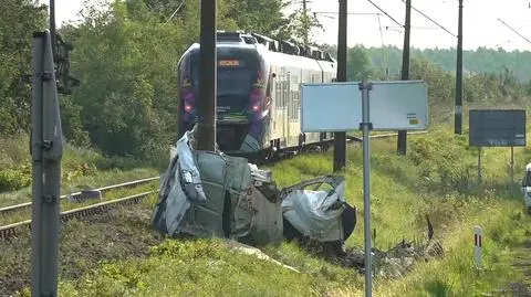 Pociąg uderzył w busa. Pojazd został rozerwany na dwie części