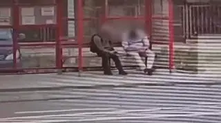 Spał na przystanku, stracił portfel i telefon. Wszystko nagrała kamera