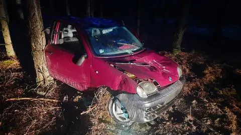 Wzięli auto taty. Rajd po lesie zakończyli dachowaniem 