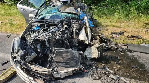 Pojechał na czołowe zderzenie z ciężarówką. Dwie osoby nie żyją
