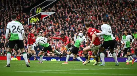 Liverpool zgubił punkty w klasyku. Walka o tytuł jeszcze ciekawsza