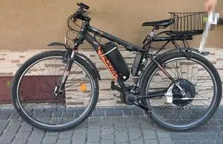 42-latek wjechał rowerem na przejście dla pieszych 