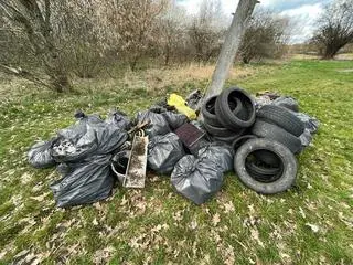 Jedna z kilku pryzm ze śmieci zebranych nad Odrą