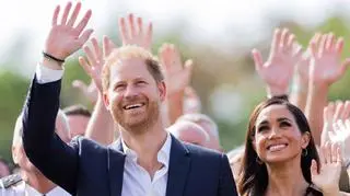 Harry i Meghan znów na Wyspach. "To nie jest powrót na łono rodziny królewskiej" 
