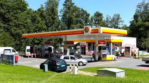 Stacje paliw gonią sklepy. Obroty napędza niedzielny zakaz handlu 