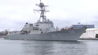 Amerykański niszczyciel USS Forrest Sherman wypływa z Gdańska