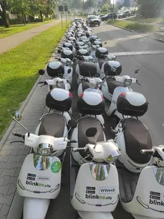 Skutery elektryczne na ulicy Ludwinowskiej w Krakowie