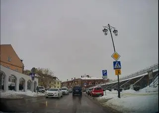 Jest pomysł, żeby montować na znakach lampki 