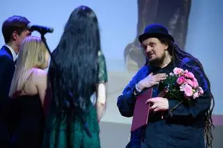 Mariusz Wilczyński odbiera w tarnowskim kinie nagrodę Grand Prix
