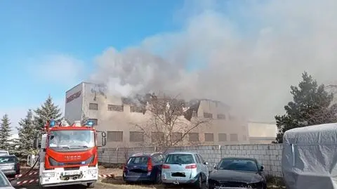 Duży pożar koło Poznania. "Jeden mężczyzna był na dachu. Ewakuowaliśmy go"