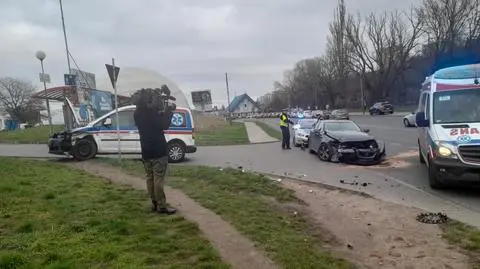 Karetka zderzyła się z autem. Ranny kierowca
