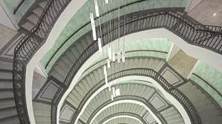 Widok na dół z górnych schodów