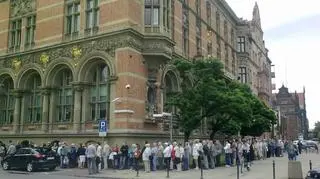 Od rana czekają na otwarcie NBP