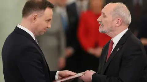 Minister obrony nie złożył broni