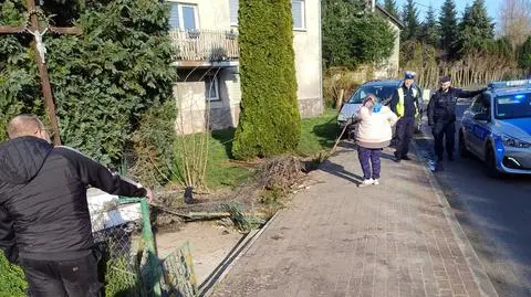 Pijany kierowca uderzył w płot kapliczki. Wezwał kolegę. Ten przyjechał traktorem, też pijany