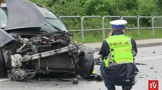 Małopolska. 19-letni kierowca zjechał na przeciwległy pas ruchu i zderzył się czołowo z samochodem dostawczym