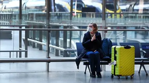 Londyn rozważa kolejne ograniczenia dla podróżnych z zagranicy