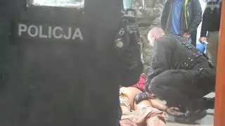 Policjanci udzielaja pomocy poszkodowanym podczas ćwiczeń