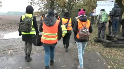 Aktywiści chcą zablokować polowanie. Spacerują zamkniętą ścieżką