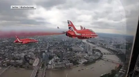 Parada Pride in London. Zespół akrobacyjny Red Arrows w czasie przelotu