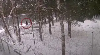 Najpierw przy barierze pojawił się jeden z mężczyzn