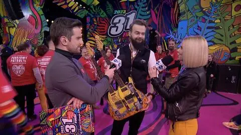 Z portretami i podpisami. Można wylicytować gitarę, jakiej nie ma nikt