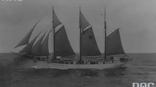 Szkuner ORP "Iskra" na morzu pod pełnymi żaglami między 1928 a 1939r