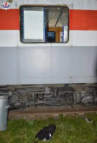 Policjanci zauważyli rozbitą szybę i plecak