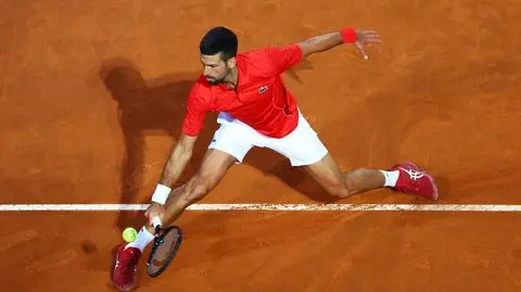 Djoković trafiony w głowę i wyprowadzony z kortu