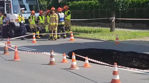 W Cieszynie zapadła się jezdnia