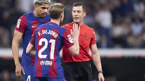 "Nie spieszmy się". Ujawniono rozmowę sędziów w gorącym momencie El Clasico