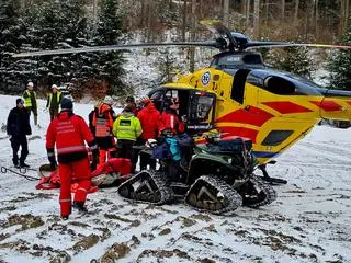 Poszkodowanego zabrał śmigłowiec 