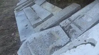 Płytami nagrobnymi wybrukował skarpę 