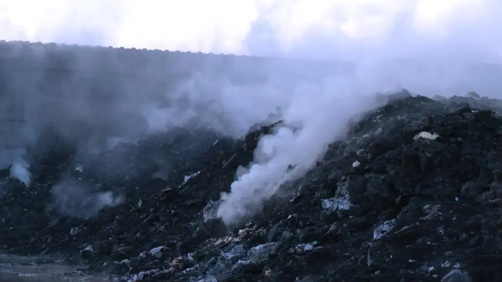 Pożar na ternie firmy zajmującej się recyklingiem w Rawiczu 