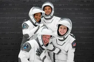 Historyczna cywilna załoga poleci w kosmos