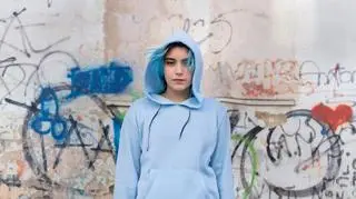 O czym świadczą niebieskie włosy i bluza z kapturem? Są szkoły, w których uważają, że o złym zachowaniu