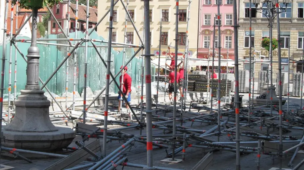 Drugi dzien budowy strefy kibica we Wrocławiu. 