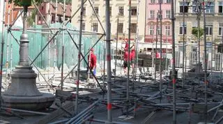 Drugi dzien budowy strefy kibica we Wrocławiu. 